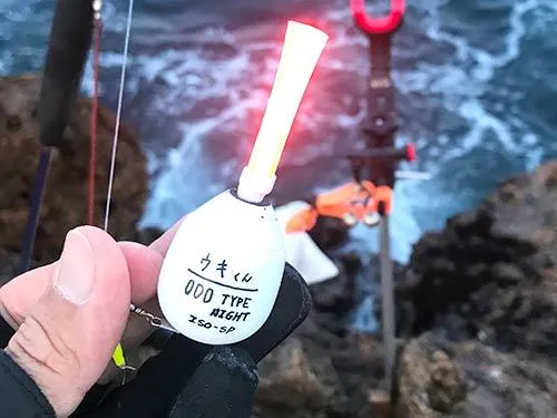 自作の電気ウキで勝負に挑む