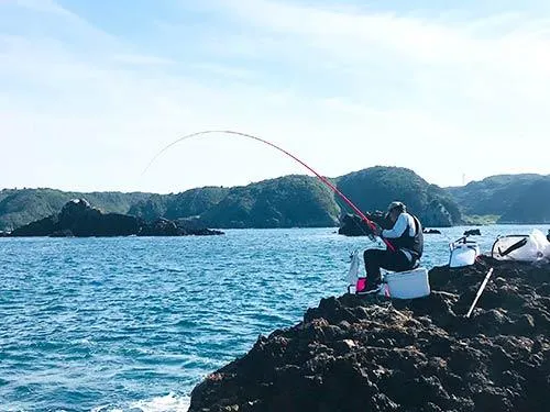 仲間の竿が大きくしなる！