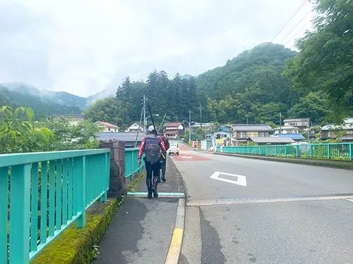 橋を渡って対岸へ