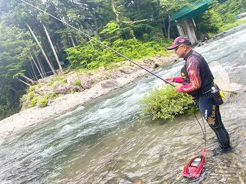 友人も釣れる場所を見つけた