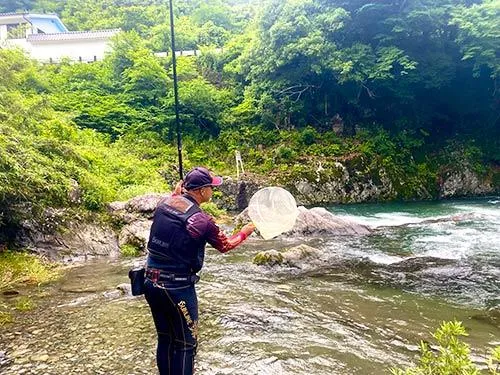 アユ釣りの上手い友人も掛けた～！