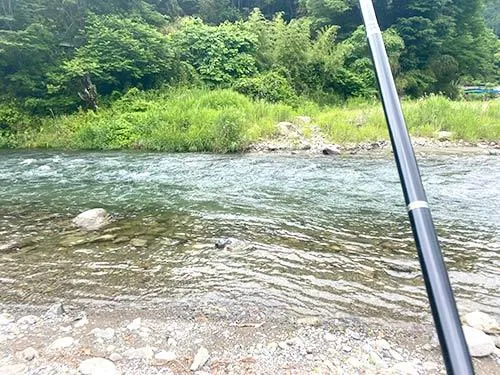 最初に入ったポイント。大きな石の奥にオトリを運ぶ