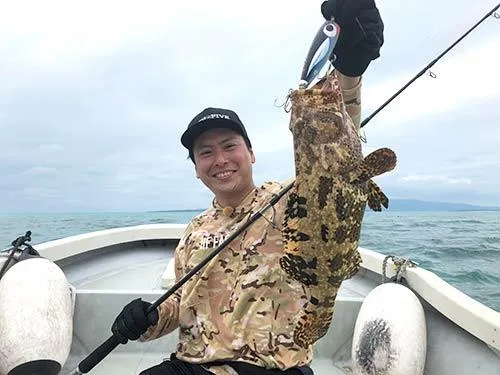 ポッパーに特大サイズのカンモンハタ（イシミーバイ）がヒット