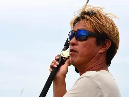 栗田 学（くりた・まなぶ）
岐阜県出身。生き物を捕まえる天才児。2009年7月2日、琵琶湖にて世界タイ記録のブラックバスをライブベイトでキャッチし、伝説的な記録に77年ぶりに並んだ男。なお、その前年にはルアー（マザー）で8480gの琵琶湖記録バスをキャッチしている。常識的な人間には信じられないようなアプローチで世界記録級バスを追い詰めていった一連のストーリーは面白すぎてあまり表に出ることはない。今も固定観念に囚われることなく、自分の釣りを探究している。遊漁船登録 岐阜 0034号。
