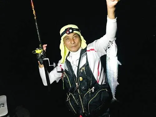 難しい釣り座で粘ってサバを釣り上げた高橋名人