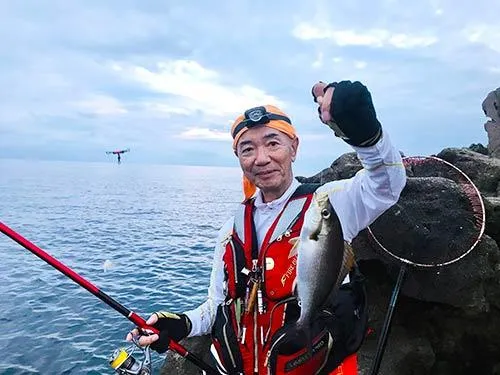 この日の初イサキは杉崎さんが釣り上げた30cm超えの良型。順調な出足に期待したのだが…