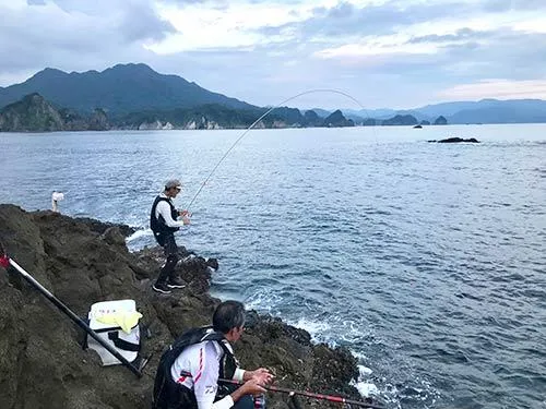 得意のヌカキリ釣法でイスズミと楽しむ竹中さん 