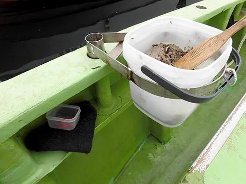 釣り座には予めコマセやタオルがセット済み