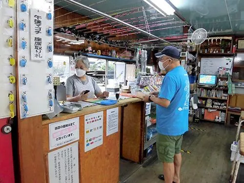 予約名を伝えて乗船料を支払う