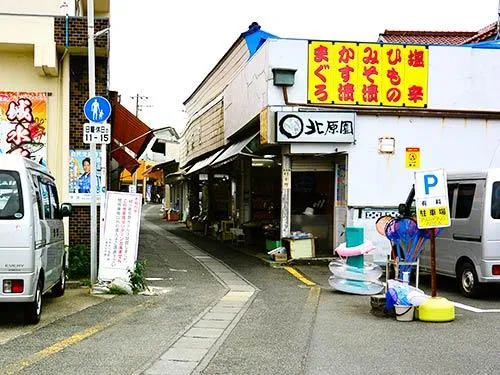 土産屋ストリート、食堂もある