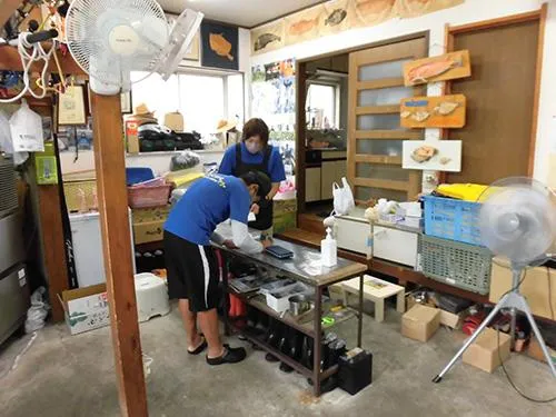 店内に入りまず乗船名簿を記入