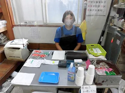 受け付けで料金の支払いなど