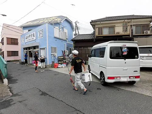 船宿前で荷物を下ろし車は駐車場へ