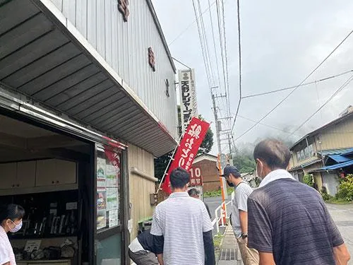 “大アユ”の噂を聞きつけた釣り人で大盛況！
