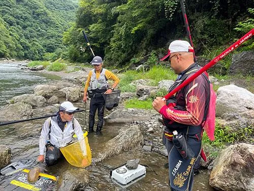 みんなにオトリを配るナイスガイ！