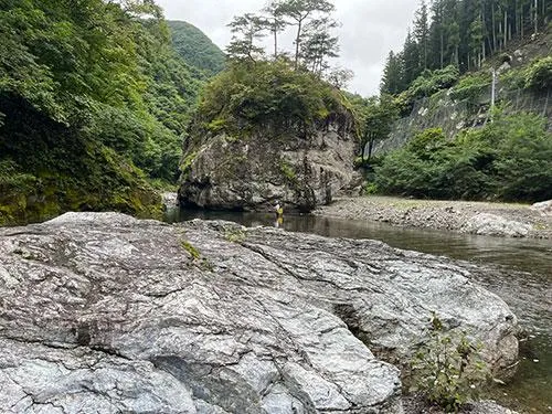 これが巨大な「丸岩」