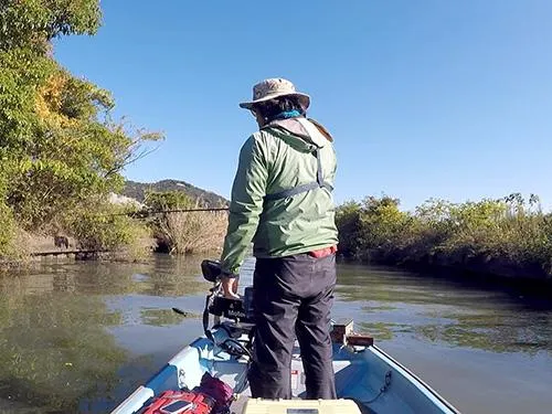 SVSBメガで流入河川のカバーを撃つ。近年、安定感のないシャローカバーの釣りは琵琶湖ではあまり流行っていないが、たまにいいこともある