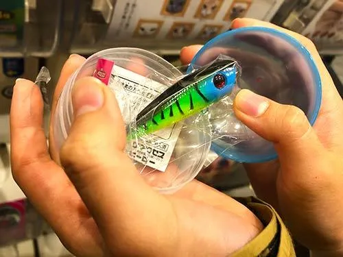 カプセルの中は魅力的なポッパー。ただし、キーホルダーであって、ルアーではないらしい