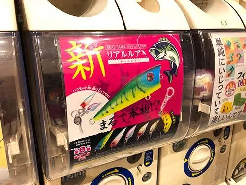 回転寿司店の出入り口近くに設置されていた魅力的なガチャポン