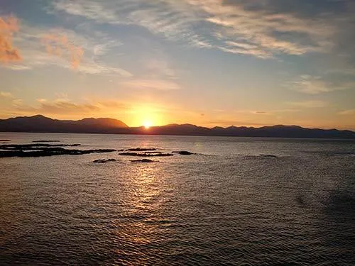 山陰に沈む夕日