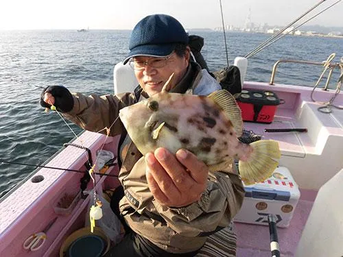 右舷トモ2番に良型のカワハギ！