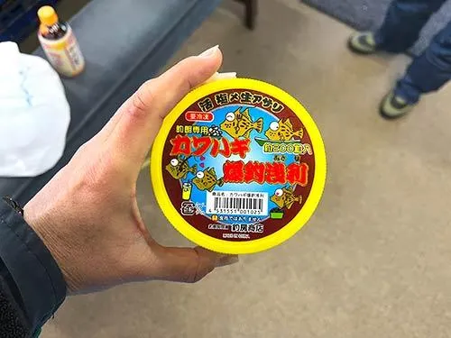 餌のアサリも販売。生餌は予約が必要