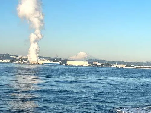 遠くには雪化粧した富士山