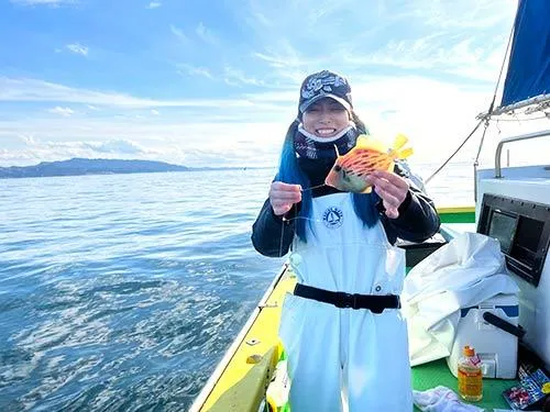 さすが釣りガール「うれし～1匹！まぶしぃーぜぃ！」