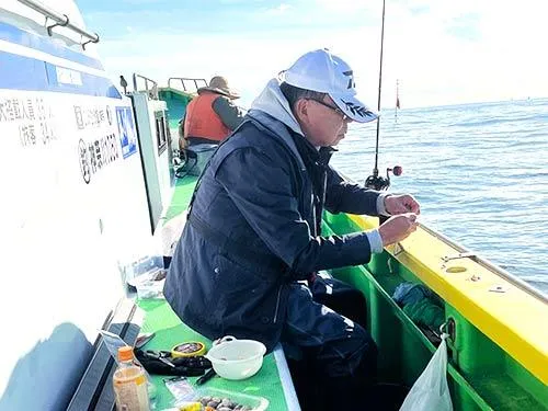 こちらも餌つけ格闘中