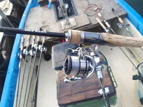今回使用したタックルはロッド：バス用スピニングロッド 6フィート4インチ ウルトラライトアクション。リール：スピニングリール2500番ハイギア シャロースプール。ライン：フロロカーボン4lb。ルアー：2.3gスモールラバージグ＋ポークルアー