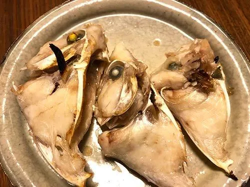 カワハギの顔だけ塩焼き。焼いただけでも十分、美味しい。材料は皮をはいだカワハギの顔（3尾分）。塩。作り方は、水気を取ったカワハギの顔に塩を振って、中火～弱火で10分ぼど焼く。ただそれだけ。顔の部分だけでも、ほじれば結構、食べる部分はあるぞ！