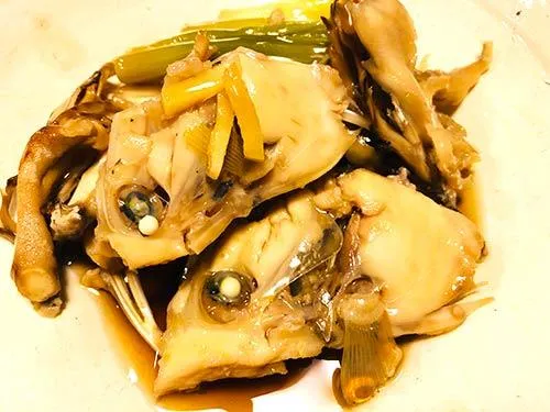 カワハギの顔だけ煮付け。材料は皮をはいだカワハギの顔（2尾分）。ショウガ適量。長ネギ10cm×2本。キノコ類少し。しょう油。みりん。砂糖。料理酒。作り方は小鍋にしょう油、みりん、砂糖、料理酒を入れて火にかける。ひと煮立ちしたら、水とカワハギの顔、その他の食材を入れ、落し蓋をして10分ほど煮て完成