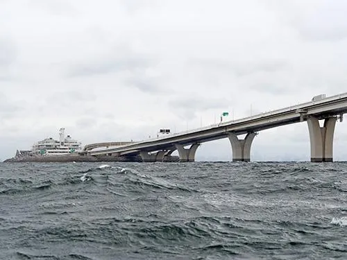 大荒れの東京湾が舞台