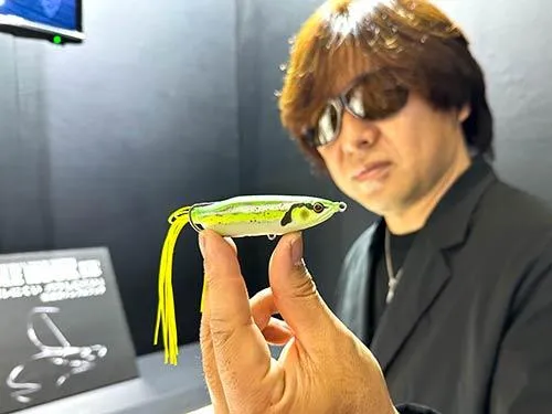 ルアーではガンクラフト初のフロッグも展示されていた。平岩さんは「ジョイクロフロッグ」と呼ぶのだが、ジョイクロと同じタックルで、ジョイクロを投げた後のカバーをタイトに攻めるためのフロッグ、とのこと