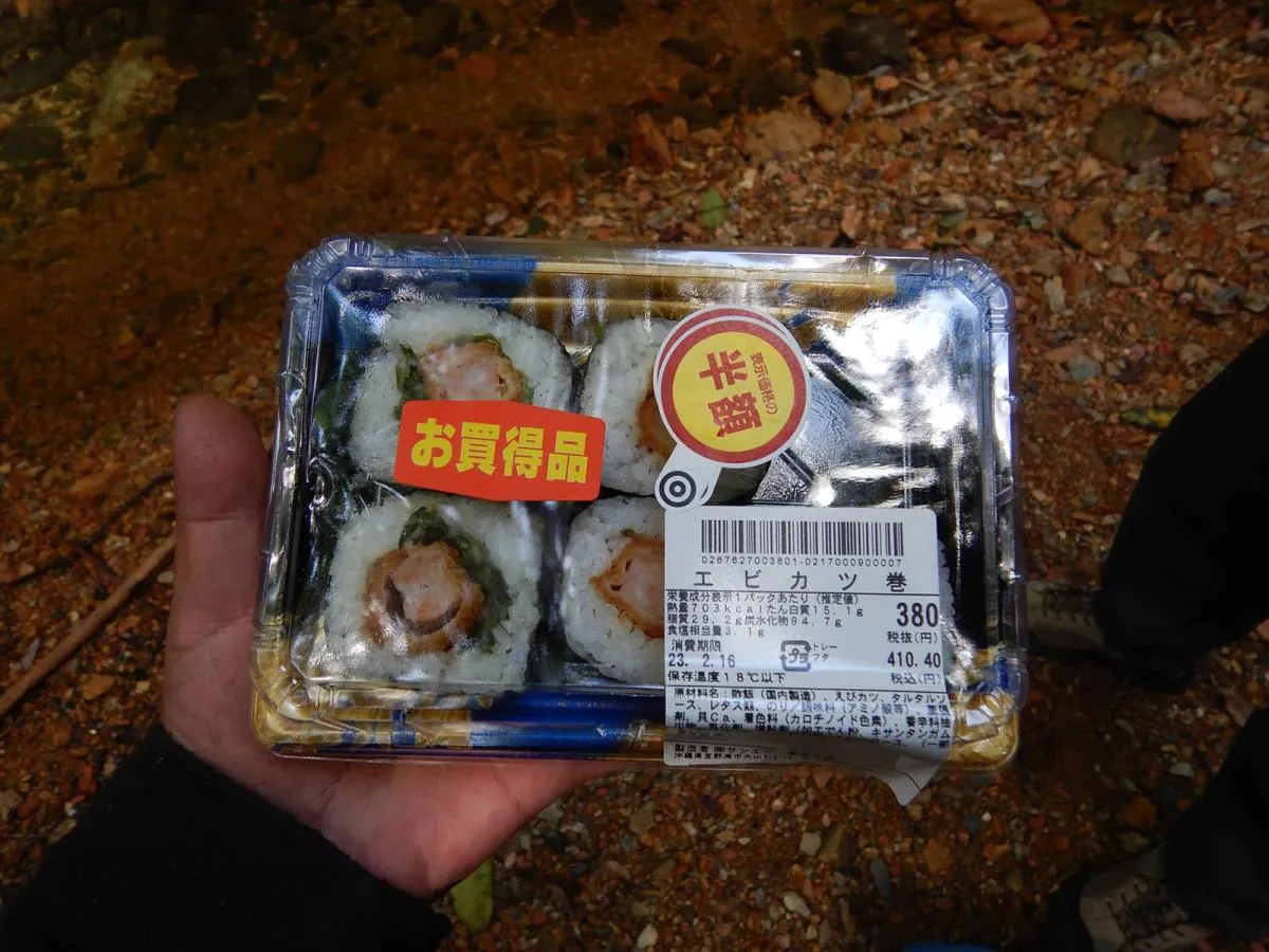 寄せ餌の巻き寿司。流れがあるのである程度比重のあるものがいい