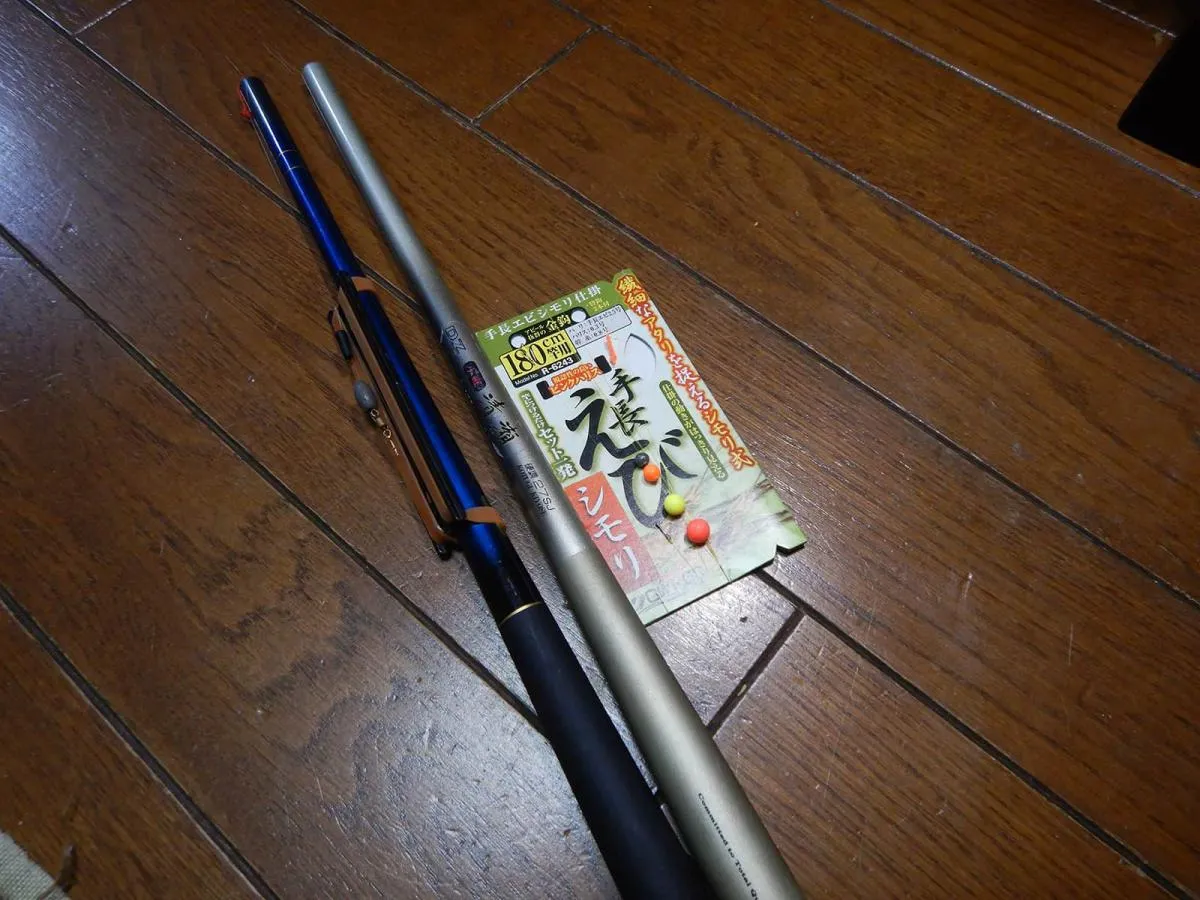 竿はスーツケースに忍ばせた小継ぎの2.4mと市販のテナガエビ仕掛け