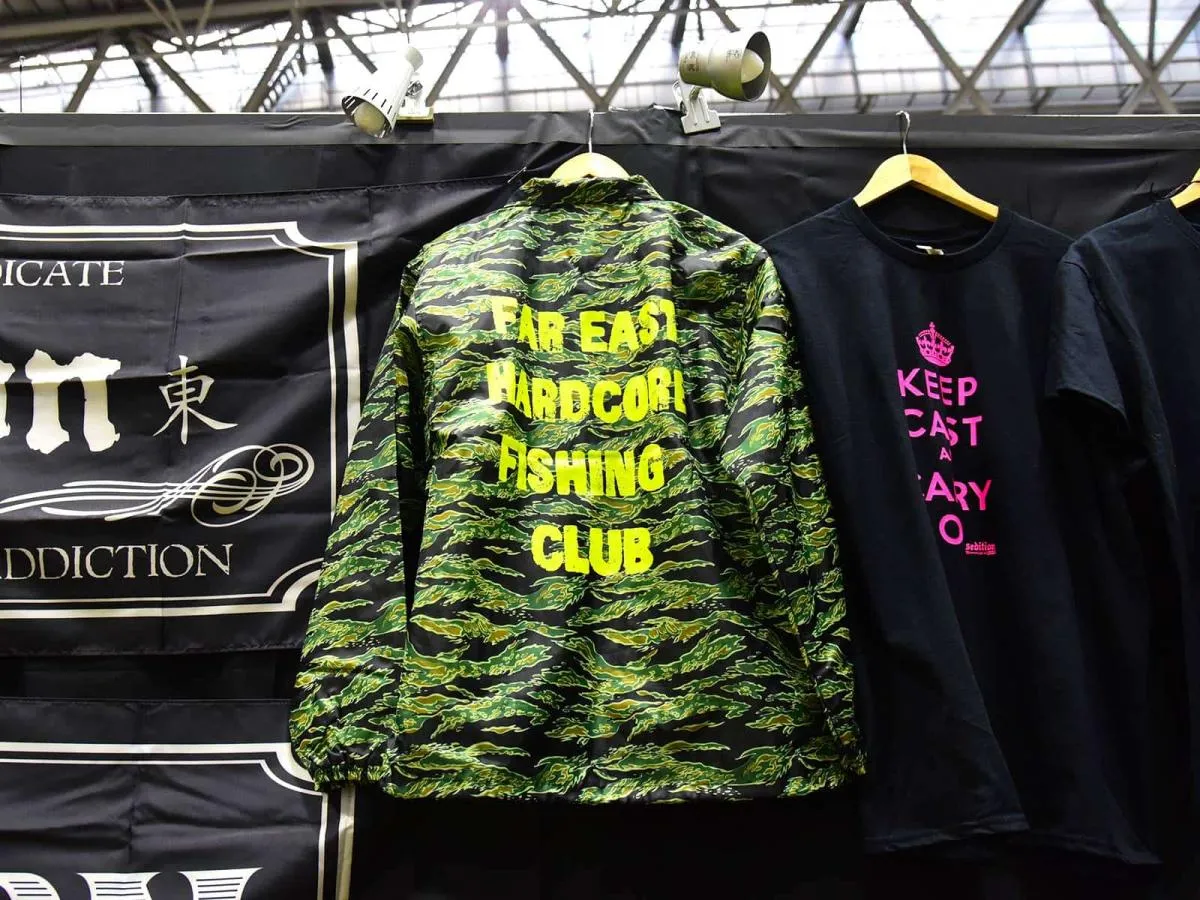 キープキャスト限定品（？）の「FAR EAST HARDCORE FISHING CLUB」ジャケット。実際には存在しない釣りクラブだ。「組織に馴染めない自分があたかも存在するかのような架空のクラブに入っているという設定。そういう人、いると思うんだよね。俺も同じ気持ちなんで。みんなで着て、馴れ合うことなく、目が合っても会釈すらせず、気持ちだけ繋がる、みたいな」。ちなみに値段は1着9,000円、2着で15,000円