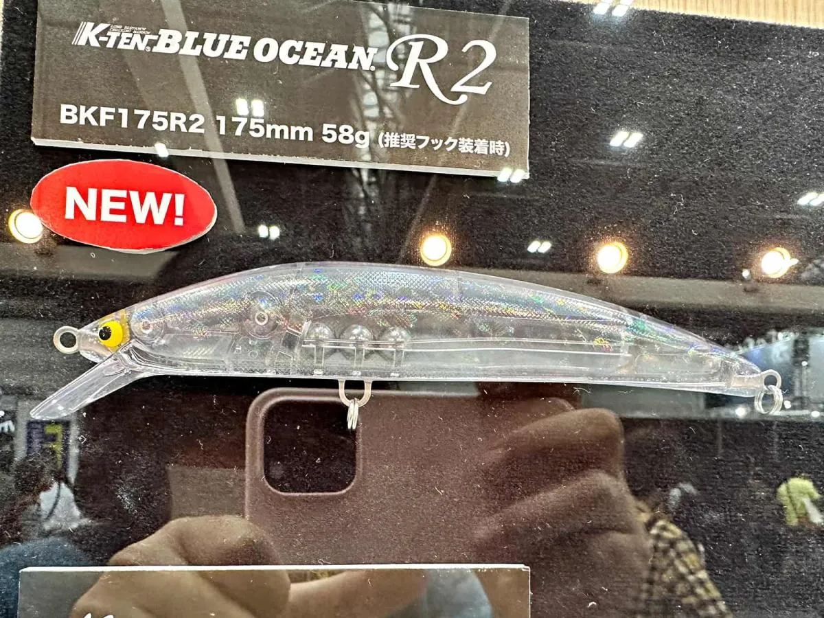K-TENブルーオーシャンR2 BKF175R2（タックルハウス)。SPEC：全長＝175mm。重量＝51g（STX-58#1/0を装着すると58g)。スプリットリング＝#6。カラー＝全10色。タイプ＝フローティング。税込価格＝2,970円。（発売中)
URL=<a href='http://www.tacklehouse.co.jp/product/bk.html' style='color:#3badbb;' target='_blank'>http://www.tacklehouse.co.jp/product/bk.html</a> 　フックなしの状態で販売されている。フックの種類やサイズで浮力とアクションを調整することも可能。今後、各サイズ展開していく予定とのこと
