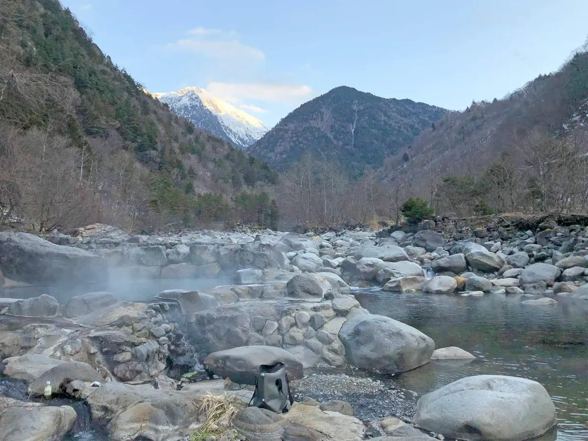 河原のすぐ横に温泉宿の露天風呂も