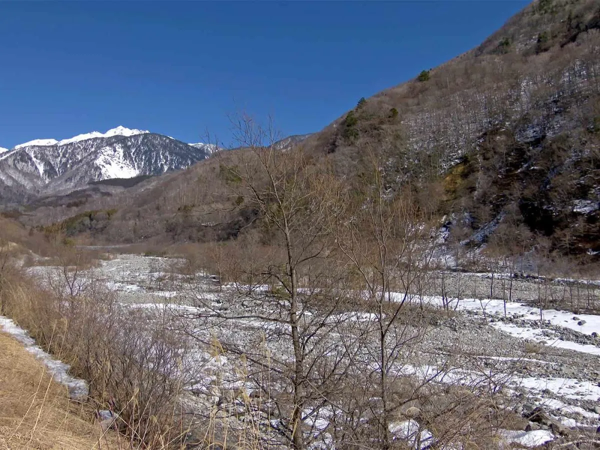 3月でも河原に雪が残る