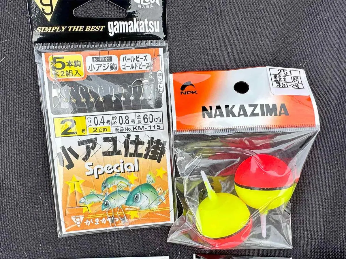 コアユ釣りの道具その1。仕掛けはがまかつのコアユ用。5本バリ仕様、ハリ2号、ハリス0.4号、幹糸0.8号、全長60cm。玉ウキはナカジマの蛍光玉ウキでサイズは10号