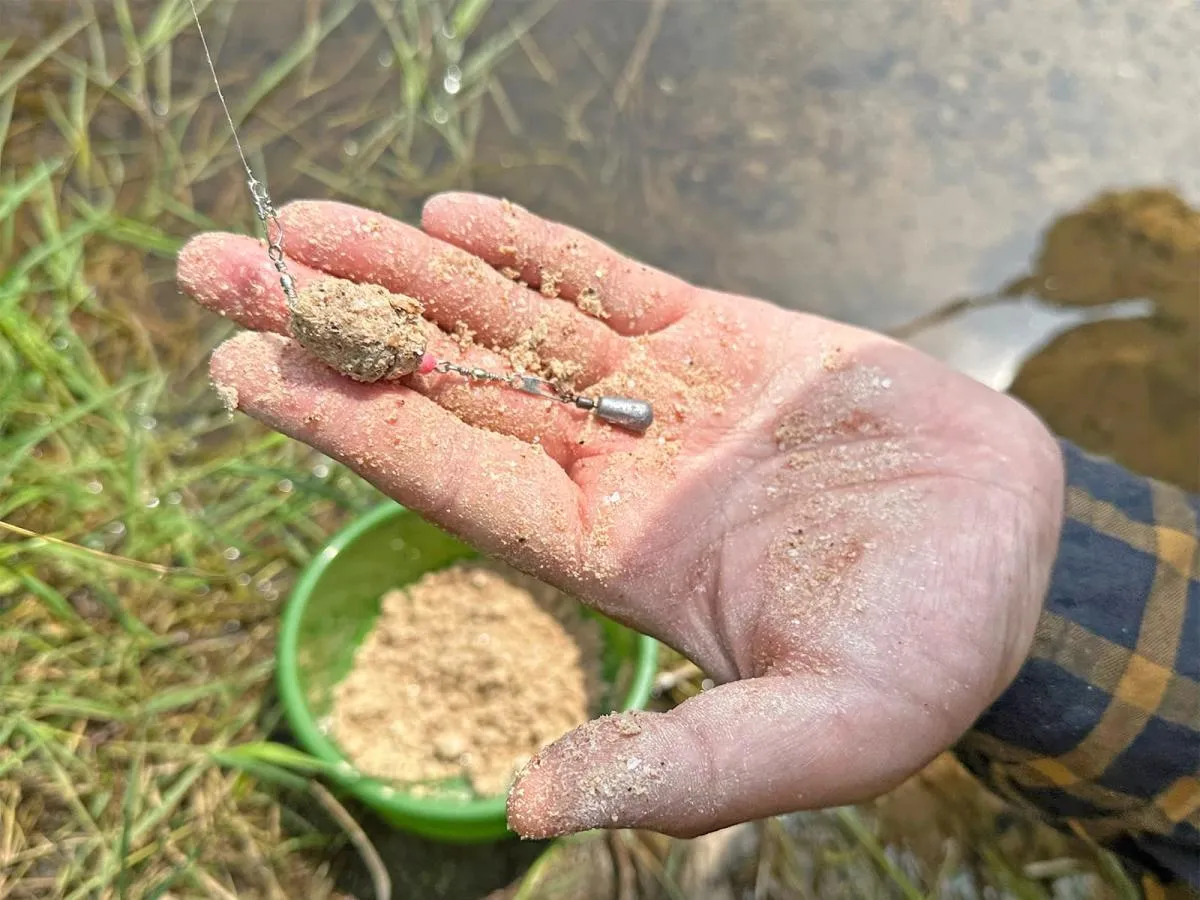 練り餌はラセンにセット。ただし、寄せている感はまるでなく…練り餌がなくても釣れた。オモリは1号を使用したが、川はごく浅く流れは弱いので…1号ではほぼ流れない。0.5号でよかったと思う