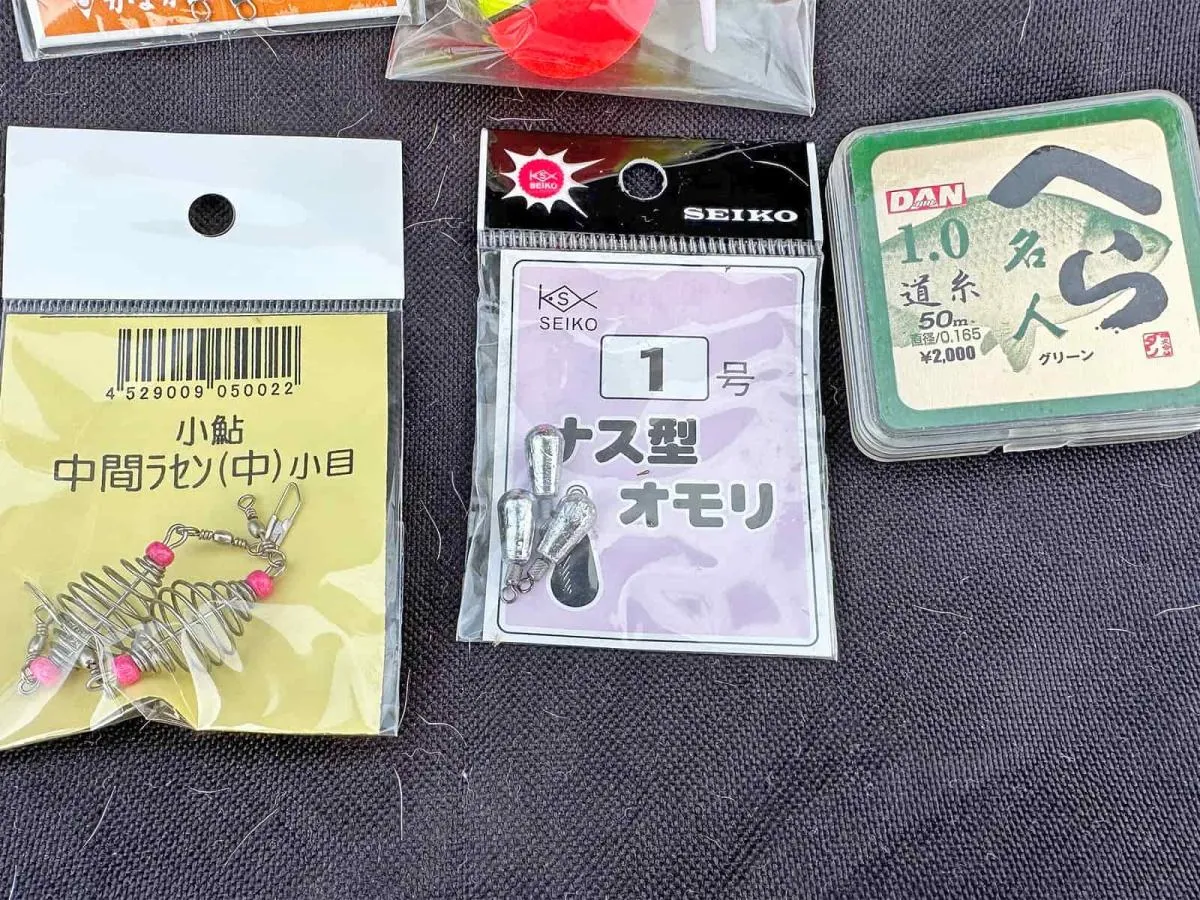 コアユ釣りの道具その2。練り餌をセットする、マルハの小鮎中間ラセン（中）小目。オモリはセイコーのナス型1号。道糸はダンのへら名人1号
