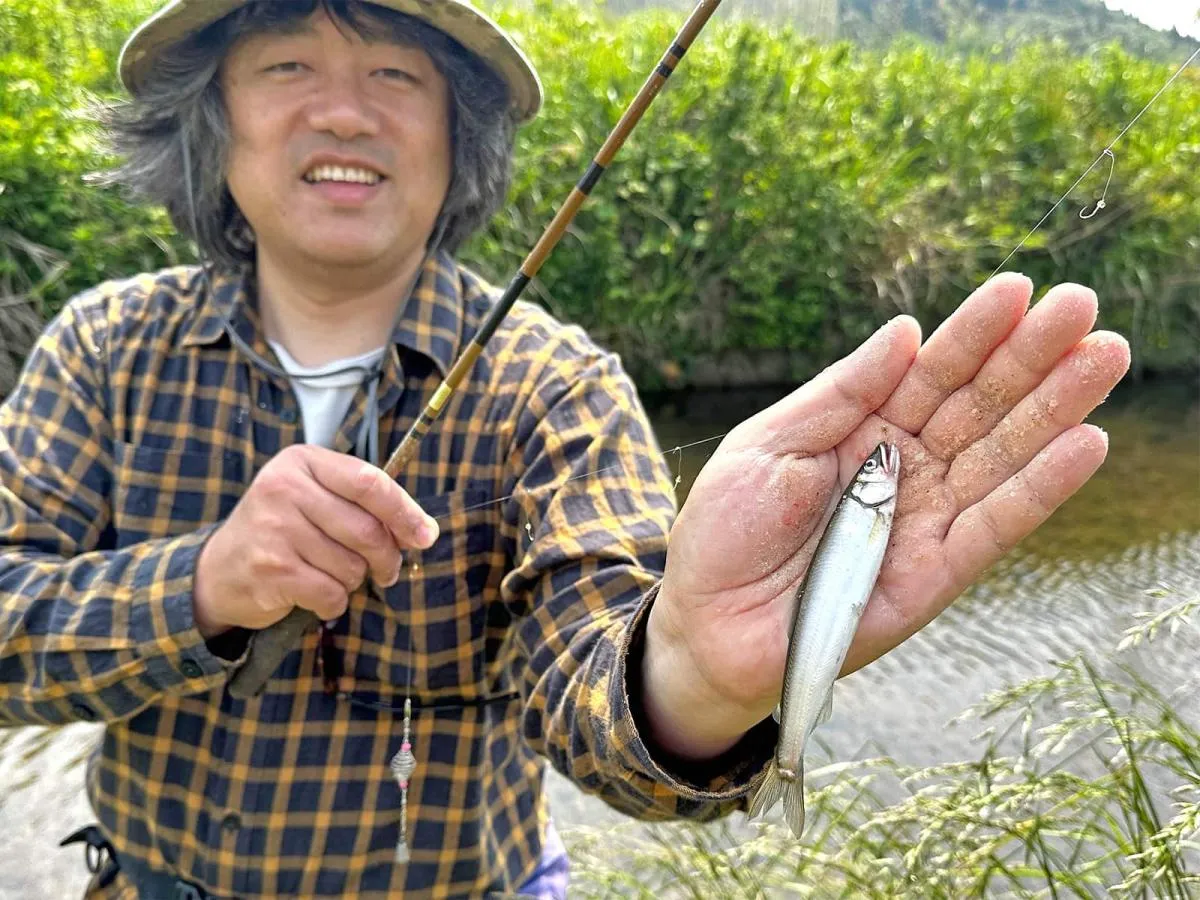 14cmを超える大きなコアユ。なお、諸事情で偏光グラスを外しているが…こちらは着用を強くおすすめする