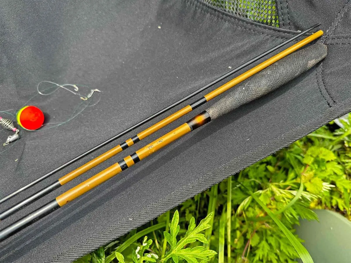 コアユ釣りの道具その4。ダイワのヘラ竿、陽舟9尺。ちょっと短かすぎる。11尺にすればよかったが…車まで取りに行くのが面倒だったので…これで通した