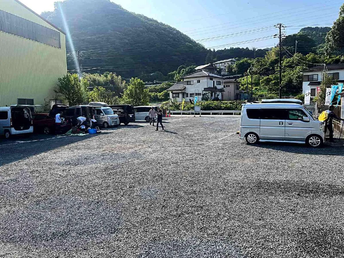 平日ともあってまだ駐車場には余裕があった