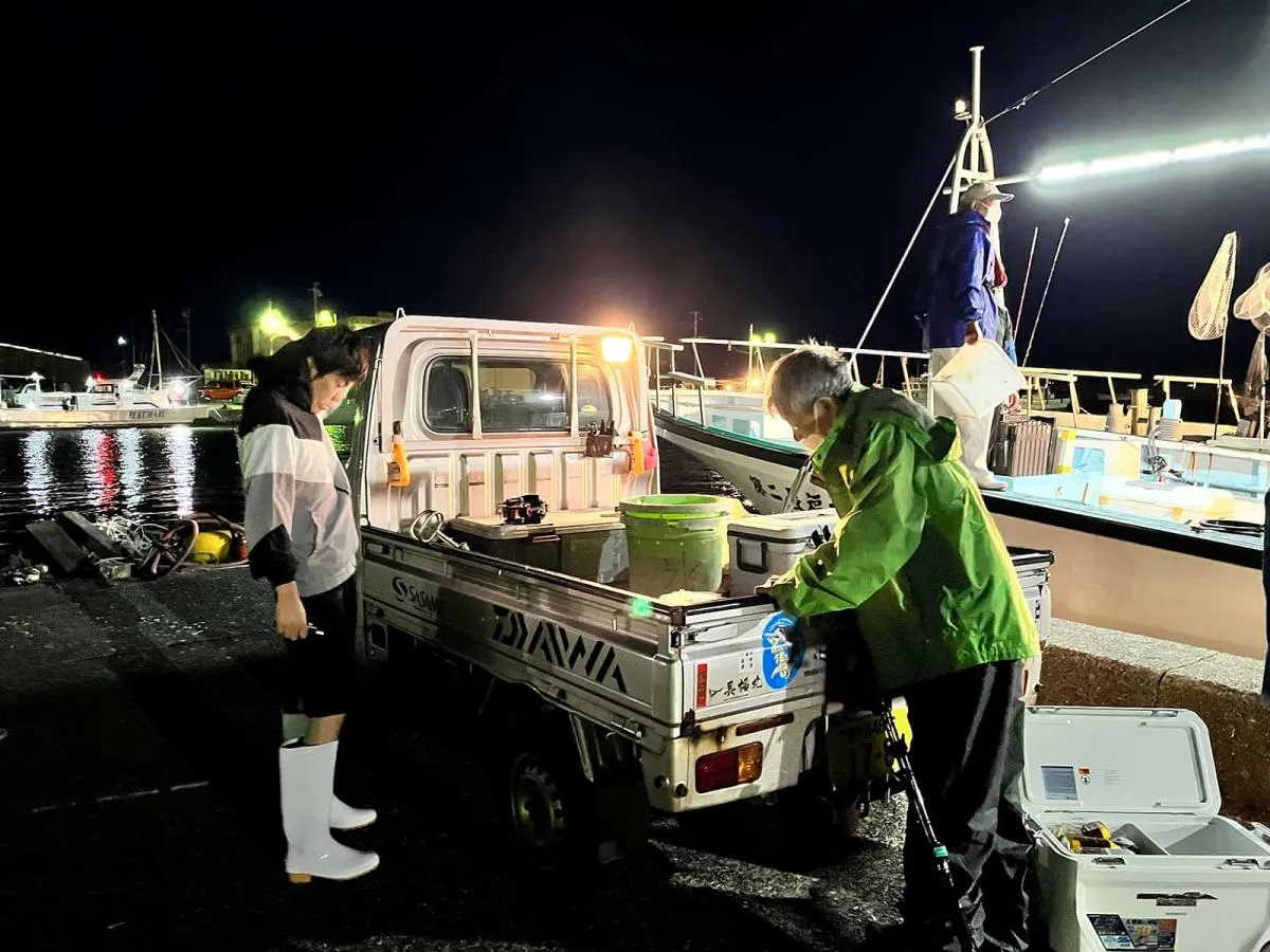 船着場で氷を受け取って乗船する