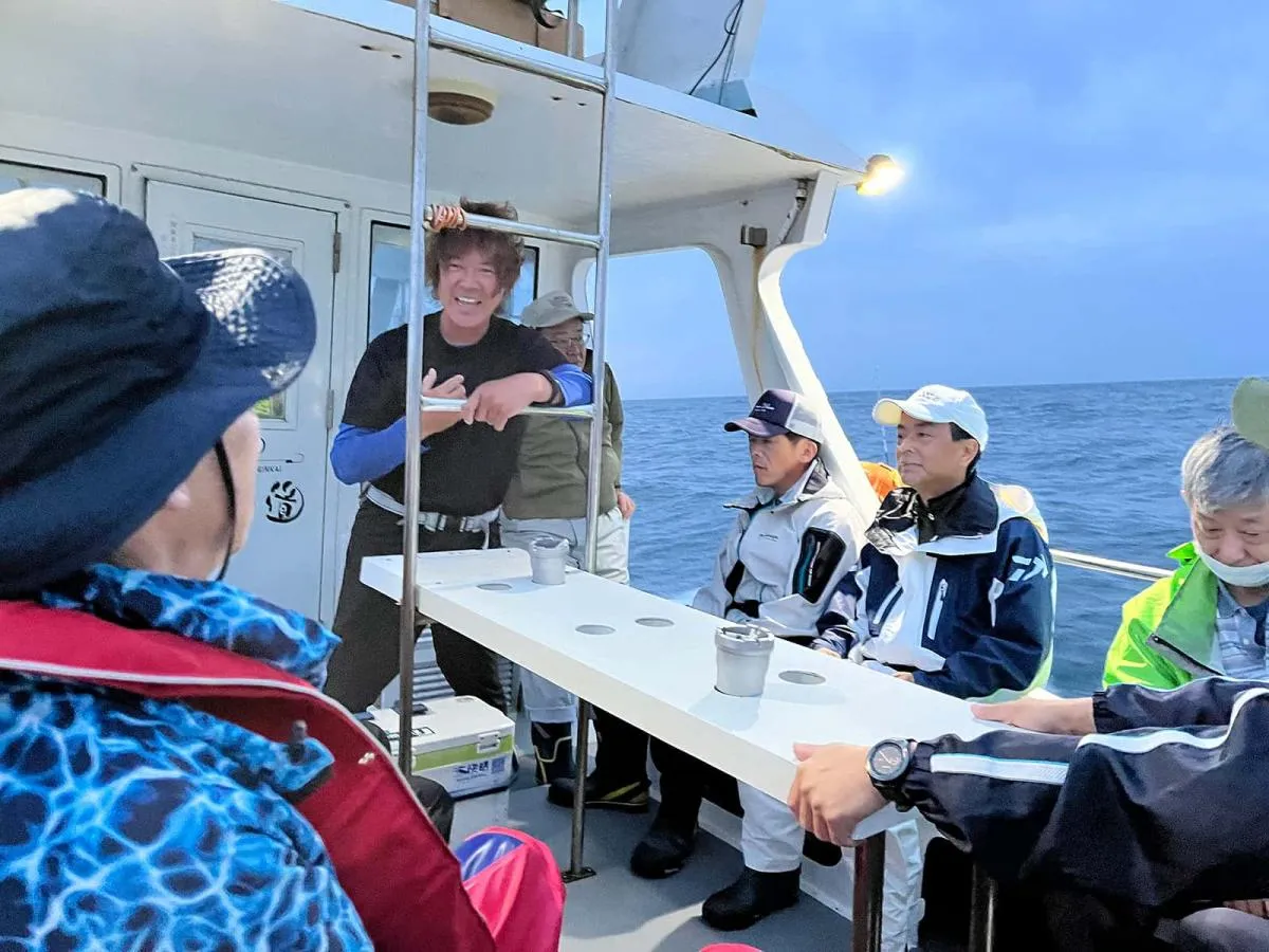 沖出し中、上乗りの新太郎さんからレクチャー