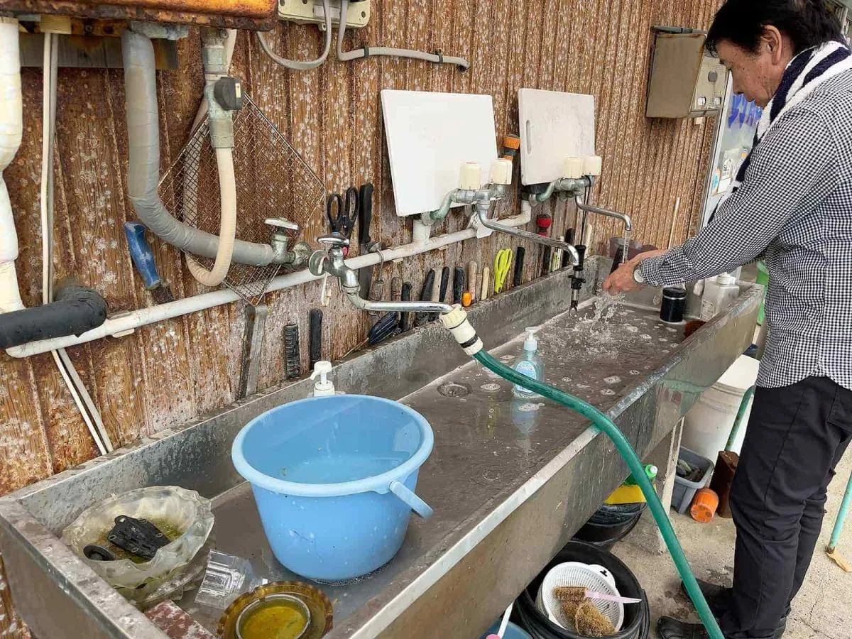 洗面所完備、駐車場奥にはシャワーもある