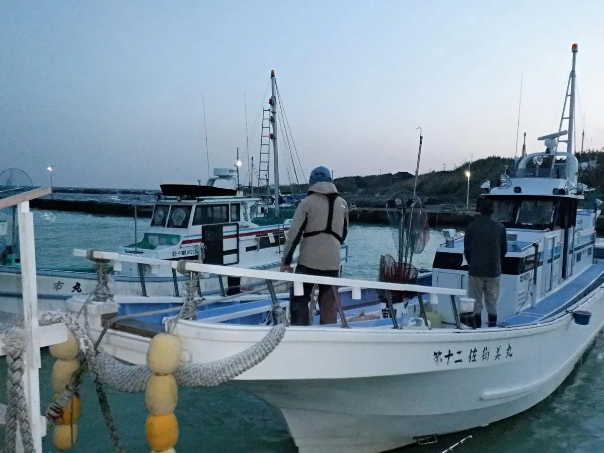 洲崎港に停泊する「第十二佐衛美丸」